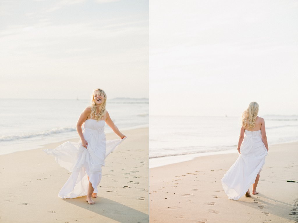 Photo bride walks along the beach